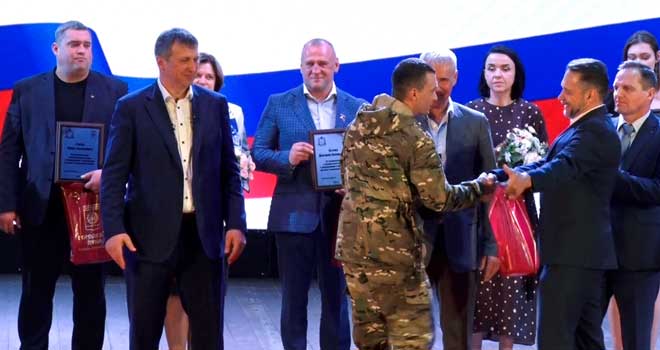 За сбор гумпомощи для СВО: дзержинских активистов наградили Почетным знаком