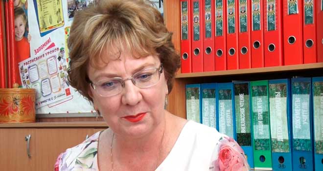 Человек с большим сердцем: ученики дзержинской школы поздравляли заслуженного учителя Эллу Груздеву с днем рождения
