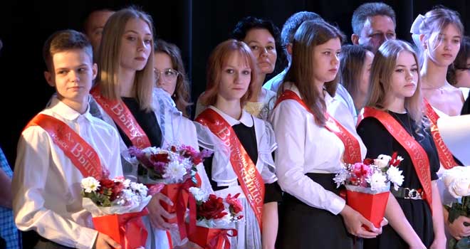 В добрый путь: для выпускников дзержинских школ прозвенел последний звонок