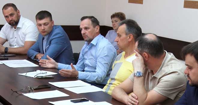 Решения и предложения: дзержинские депутаты обсудили обустройство парковок для маломобильных граждан и рекультивацию земель