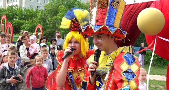 Смех, шутки и танцы: детский праздник отгремел на одном из округов в Дзержинске