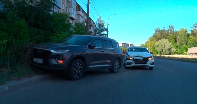 Не бери трубку: невнимательность таксиста стала причиной аварии в Дзержинске