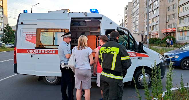 Обычно наоборот: велосипедист на полной скорости влетел в автомобиль на одной из улиц Дзержинска