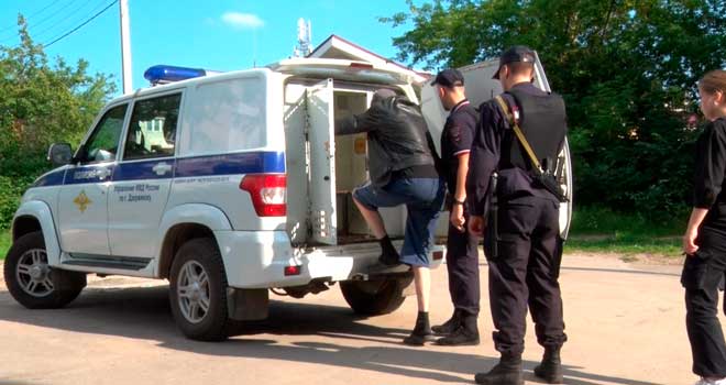 Дебошир с Новомосковской: нарушителя спокойствия дзержинцев доставили в отдел полиции