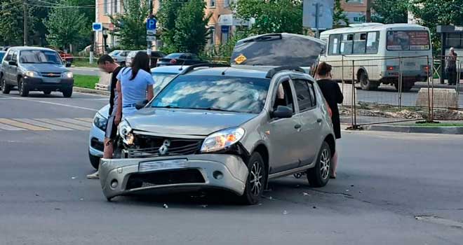 Не доехали до дома: столкновение двух автомобилей произошло на одном из перекрестков Дзержинска