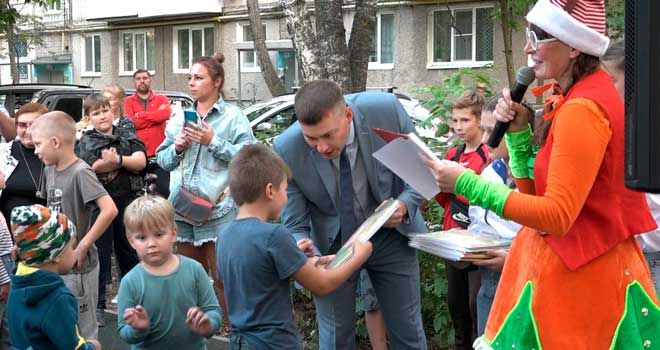 Завтра в школу: праздник для будущих первоклассников организовал депутат Гордумы в дзержинском дворе