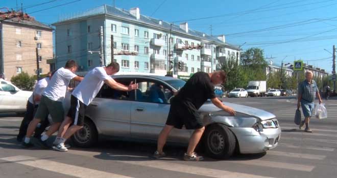 Утренняя неприятность: столкновение двух автомобилей произошло на одном из перекрестков Дзержинска