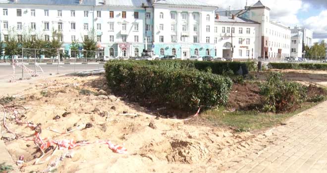 Щепки летят: ели спилили в рамках благоустройства Свадебной площади в Дзержинске