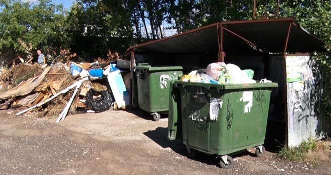 Жизнь на мусорной куче: огромная свалка образовалась в одном из дворов Дзержинска