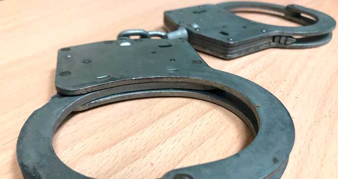 Вещество, весы и шприцы: полицейские задержали жителя Дзержинска за хранение наркотиков