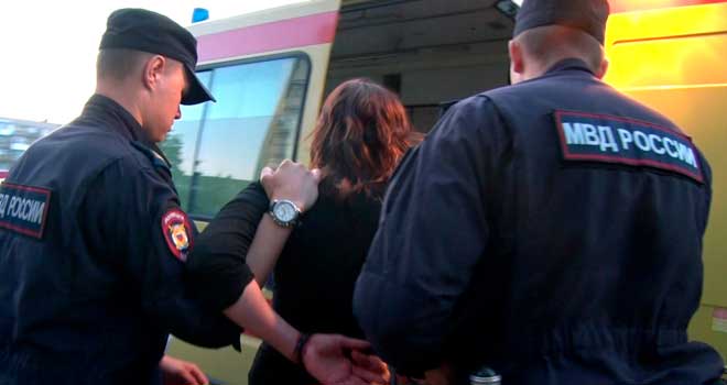 На острие: полицейские Дзержинска спасли вооруженную ножом женщину