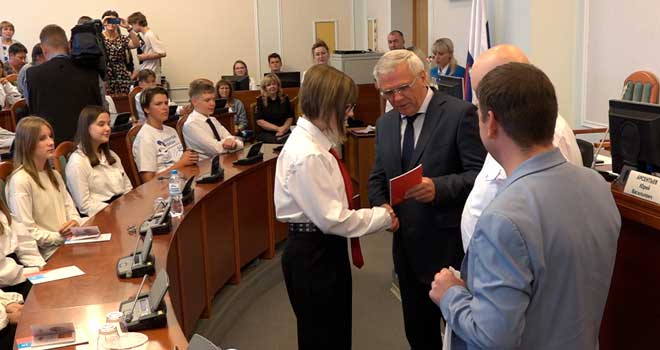 Главный документ: паспорта вручили отличившимся ребятам в стенах Нижегородского кремля