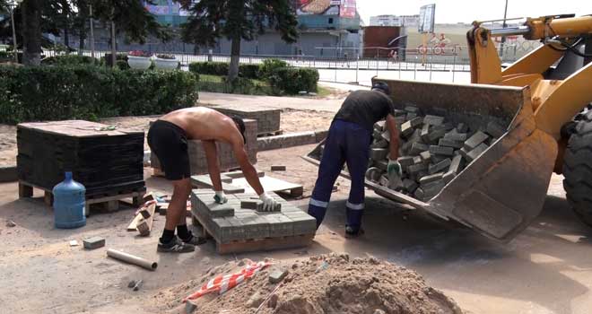 Полным ходом: Свадебную площадь благоустраивают в Дзержинске
