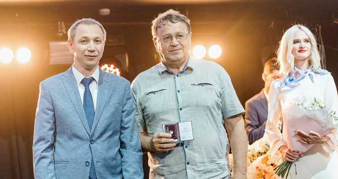 Заслуженное поощрение: Руководитель дзержинской «Магнитной стрелки» награжден почетным знаком