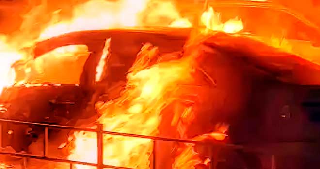 Пожар на четырех колесах: автомобиль загорелся на одном из проспектов в Дзержинске