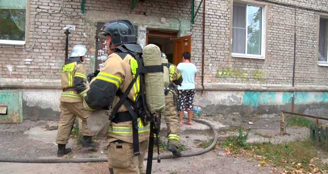Беспокойное соседство: голый мужчина выбежал из горящей квартиры в дзержинском общежитии