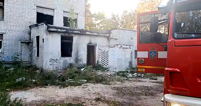 Огонь в пустом доме: шахта лифта загорелась в дзержинской заброшке