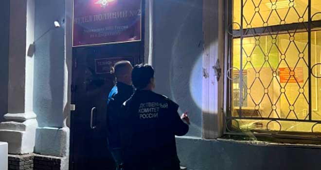 Грубо постучался: мужчина попытался краном манипулятора выломать окна в отделе дзержинской полиции