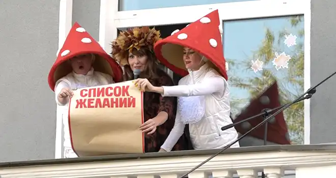 Музыкальный балкон: осенняя гостиная собрала жителей Дзержинска под окнами ДКХ