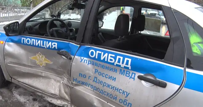 Левый боковой: женщина-водитель на легковом автомобили протаранила машину ГИБДД в Дзержинске