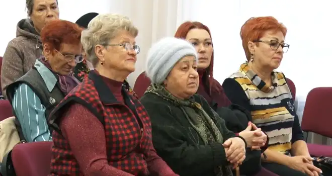 Дорогим бабушкам и дедушкам: школьный концерт организовали в Дзержинске в рамках Декады пожилого человека