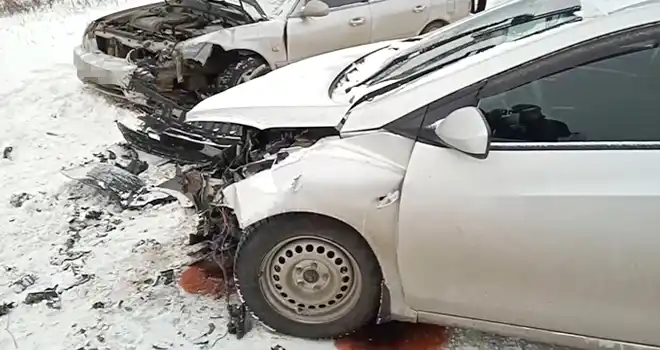 Вынесло на встречку: лоб в лоб столкнулись два автомобиля в пригороде Дзержинска