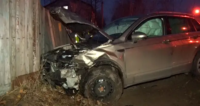Аварийные объятия: две иномарки столкнулись у поворота на кладбище в Дзержинске
