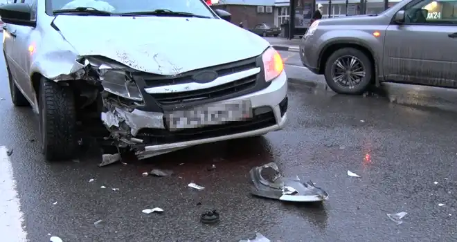 Аварийное утро: внедорожник и легковой автомобиль угодили в ДТП на одной из улиц Дзержинска