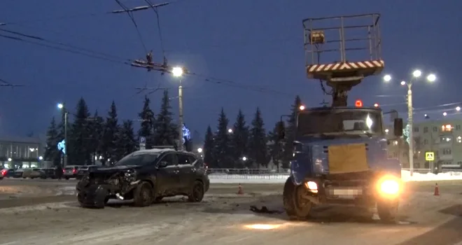 Аварийное гостеприимство: автовышка и внедорожник столкнулись на одной из площадей Дзержинска