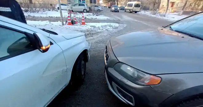 «Поцелуй» на перекрестке: два автомобиля столкнулись ранним утром в Дзержинске