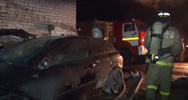 Автосервис в огне: несколько автомобилей сгорели в Дзержинске субботним вечером