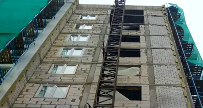 Трагедия на стройке: в деталях смерти рабочего в Дзержинске будут разбираться следственные органы