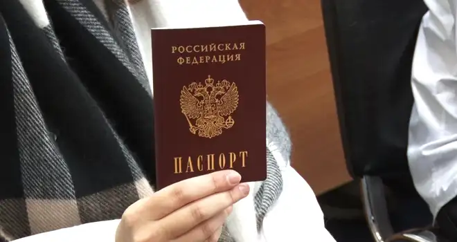 Мы граждане России: 30 дзержинских ребят получили свои первые паспорта