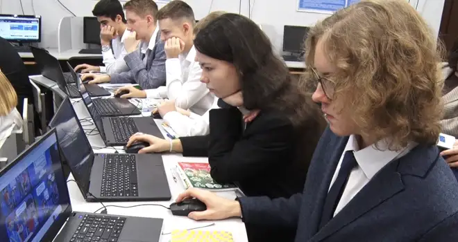 Облачные технологии и компьютерное зрение: урок цифры прошел для старшеклассников в гимназии Дзержинска