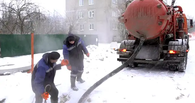 Все по плану: капремонт канализационного коллектора в переулке Западный в Дзержинске близится к завершению