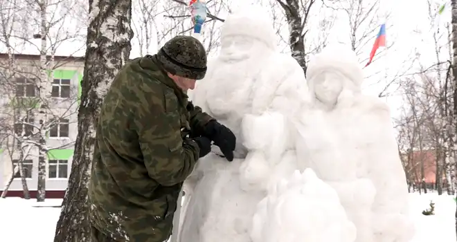 Дракоша, Дед Мороз и Снегурочка: сказочные персонажи из снега и льда поселились во дворе дзержинской школы