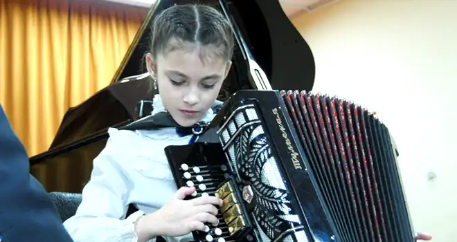 Мечты сбываются: ученице дзержинской музыкальной школы Варваре Страховой подарили гармонь