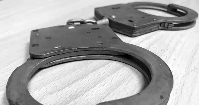 Гостевой грабеж: сибиряк отобрал у дзержинской пенсионерки сумку с деньгами
