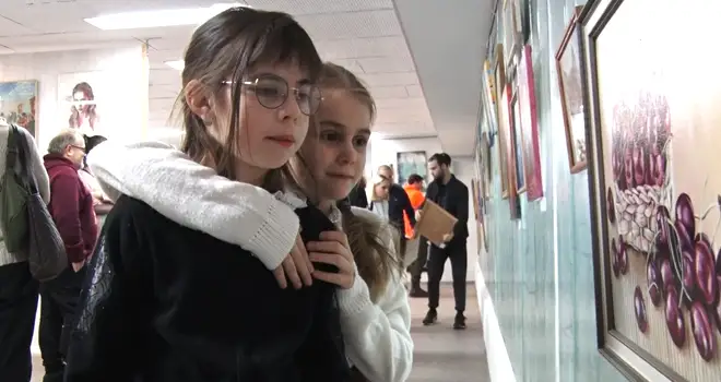 Искусство помогает: выставка в поддержку Софьи Машуковой открылась в Дзержинске