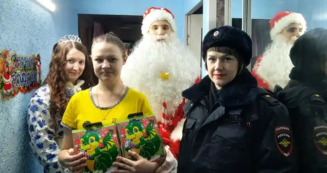 Полицейский Дед Мороз: стражи правопорядка вручили дзержинским ребятам новогодние подарки