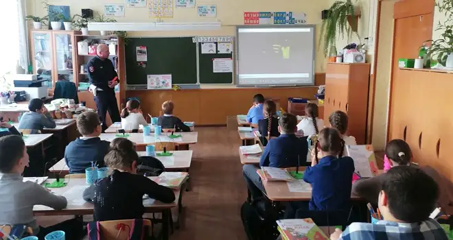 Полезные предупреждения: дзержинским школьникам напомнили правила безопасности на дороге