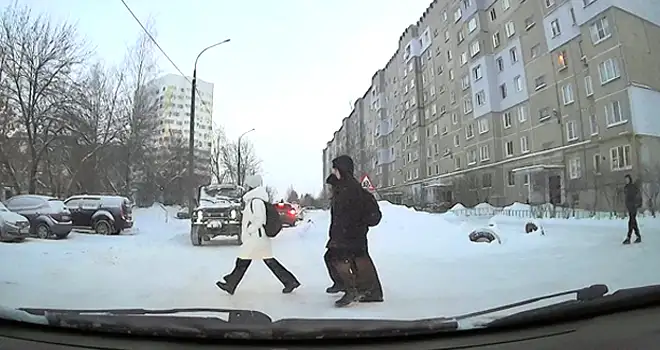 Самоуверенные ходоки: пешеходы-нарушители рискуют своей жизнью на дорогах Дзержинска
