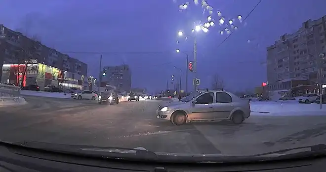 Торопливые рулевые и наглые лихачи: необъяснимые маневры дзержинских водителей на дорогах города