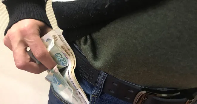 Деньги в блокноте: мужчина попытался взяткой откупиться от полицейского в Володарске