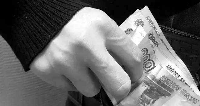 В двух валютах: попытавшийся дать взятку водитель предстанет перед дзержинским судом