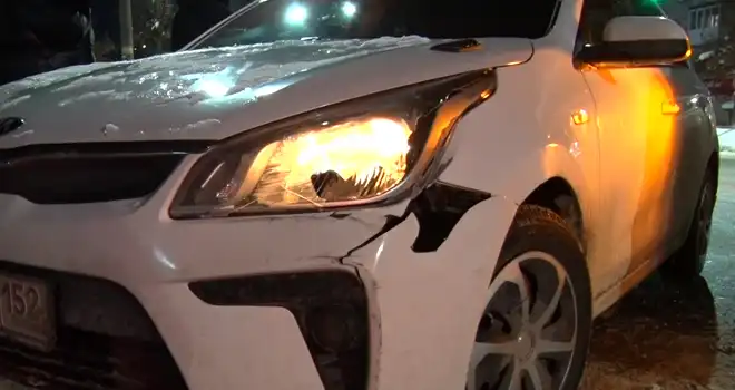 Аварийный сугроб: два автомобиля не разъехались на дворовом перекрестке в Дзержинске
