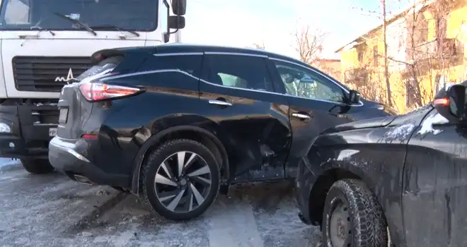 От мала до велика: автомобили разных комплекций угодили в массовую аварию на одном из перекрестков Дзержинска