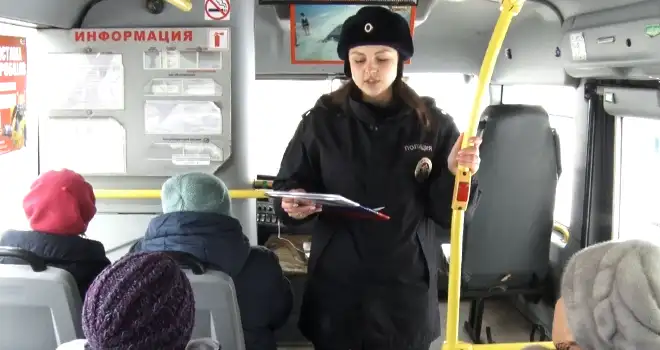 Крепче держись: беседы с пассажирами общественного транспорта провели сотрудники ГИБДД Дзержинска
