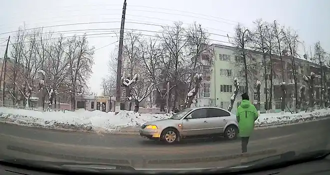 Обратная связь: бесстрашные пешеходы встречаются на автодорогах Дзержинска