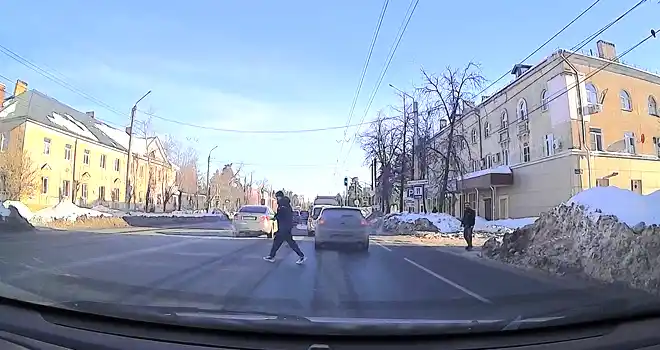 Обратная связь: случаи пешеходной беспечности на дорогах Дзержинска